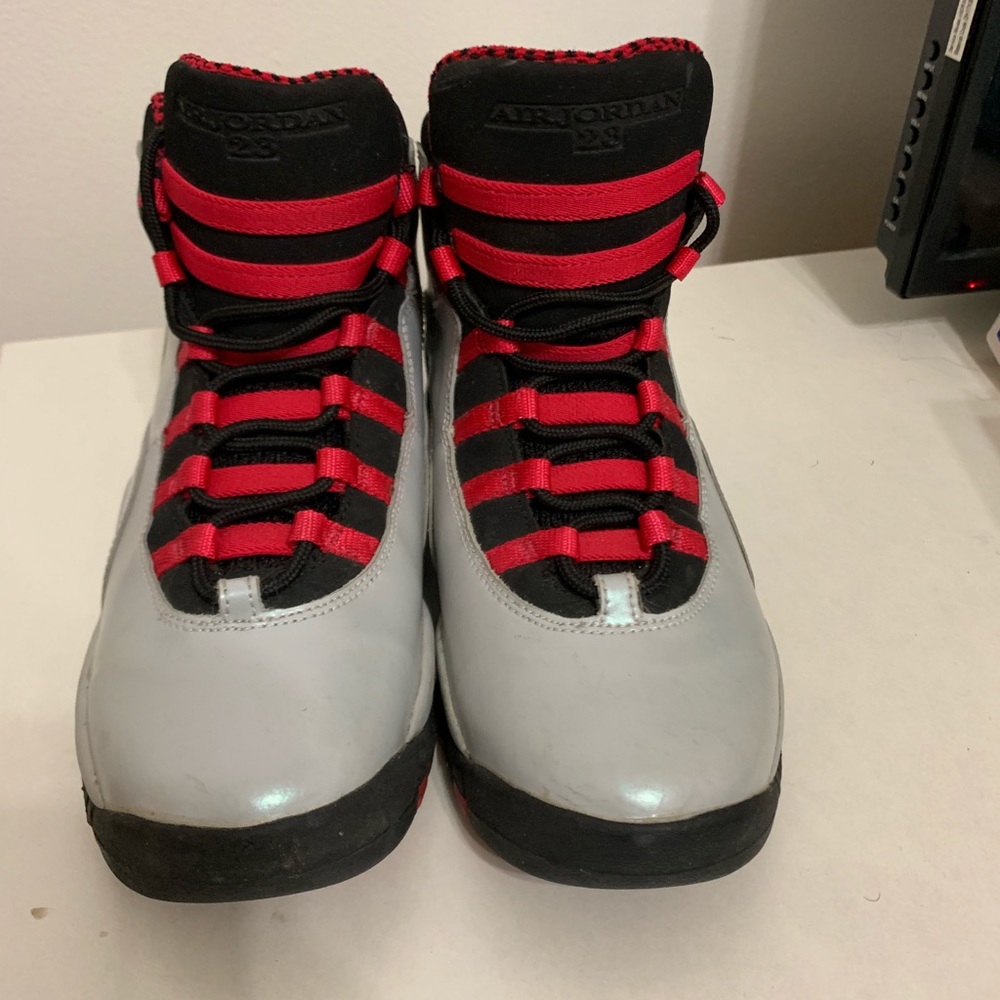 Size 7 man 9 women Jordan’s